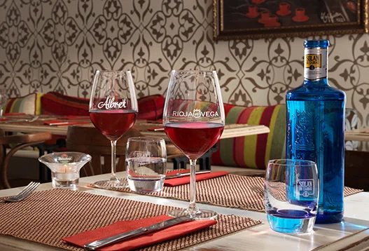 "Spirit" stemware, "Norge" candle holder and "Endessa" tumbler on a restaurant table