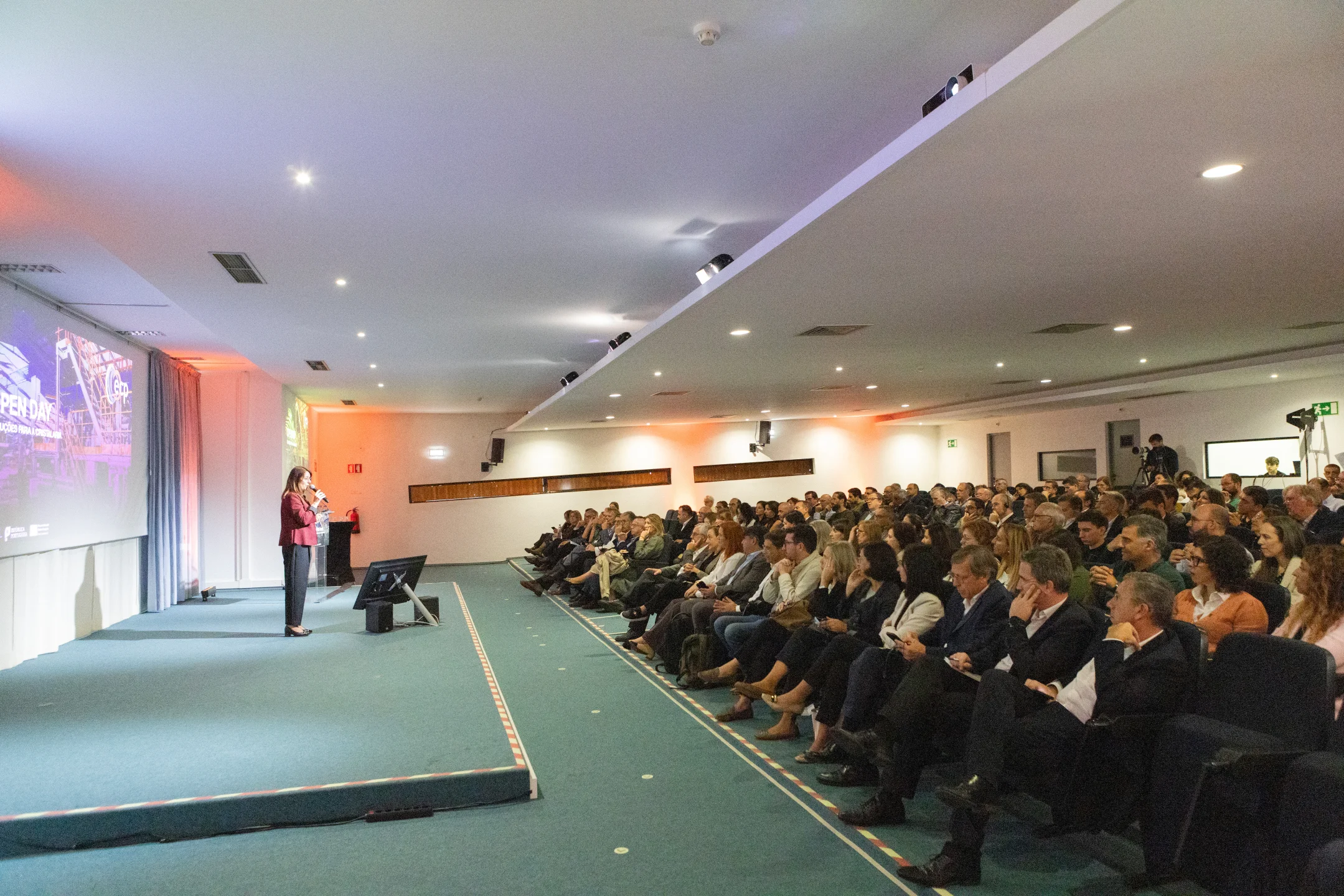 Full auditorium participating in the OPEN DAY event